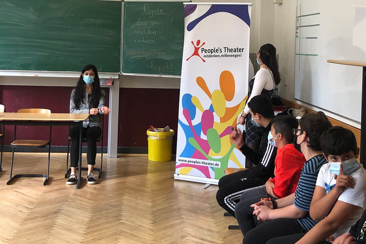 Tolerantes Dinslaken - Projekte 2021 - Szene beim Rollenspiel im Klassenraum - Theaterprobe der Schüler mit den Pädagogen vom interaktiven Mitmachtheater „People`s Theater“ - Bild 1 von 3