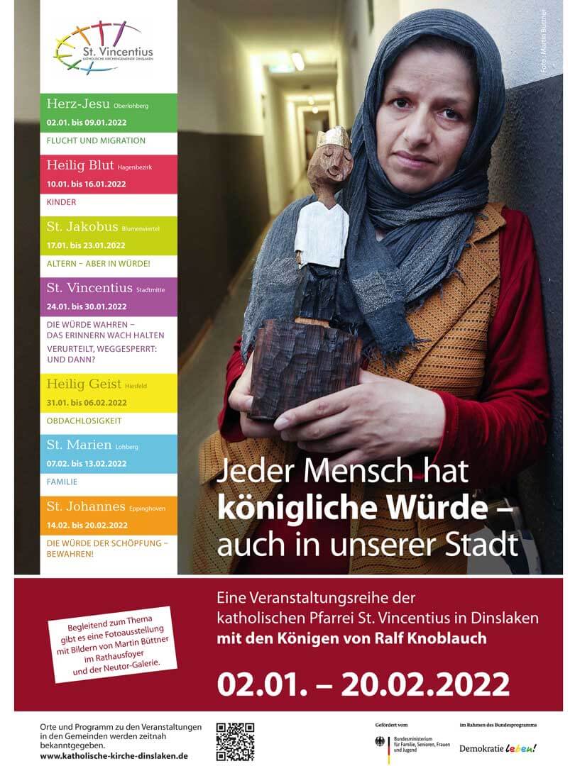Plakat des Projekts - Zu sehen ist eine Frau mit Kopftuch die die Holzskulptur in den Händen hält und an einer Wand auf einem Gang lehnt.