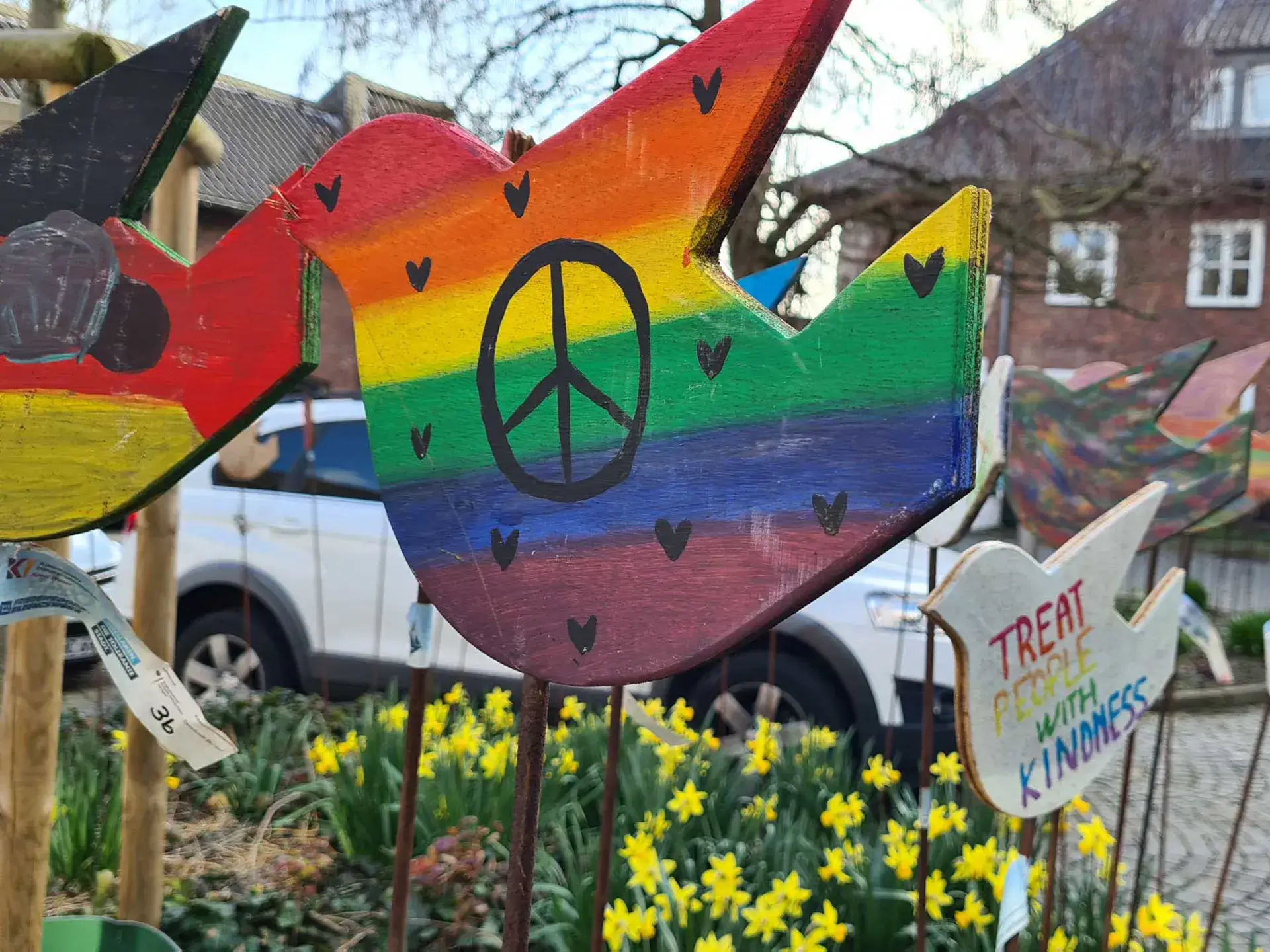 Tolerantes Dinslaken - Projekte 2022 - Friedenstauben - Friedenszeichen … in unserer Stadt! - Im Stadtgebiet aufgestellte Friedenstauben - Bild 1 von 3