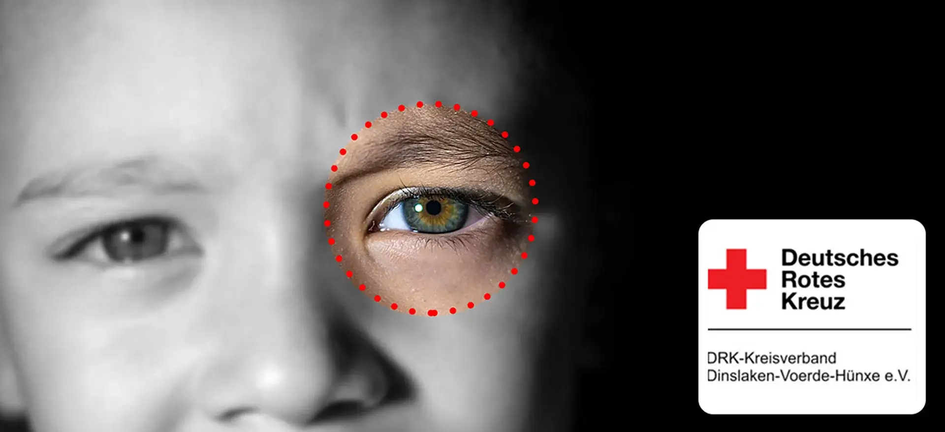 Das Bild zeigt das etwas unscharfe, schwarzweiße Portraitfoto eines Kindes. Es schaut mit skeptischem Blick in die Kamera. Ein Auge wird farbig hervorgehoben. Das soll bedeuten, dass selbst der Blick eines Kindes für ein Thema geschärft werden kann. Das Logo des Projektträgers (DRK Kreisverband Dinslaken-Voerde-Hünxe e.V.) ist ebenfalls zu sehen.