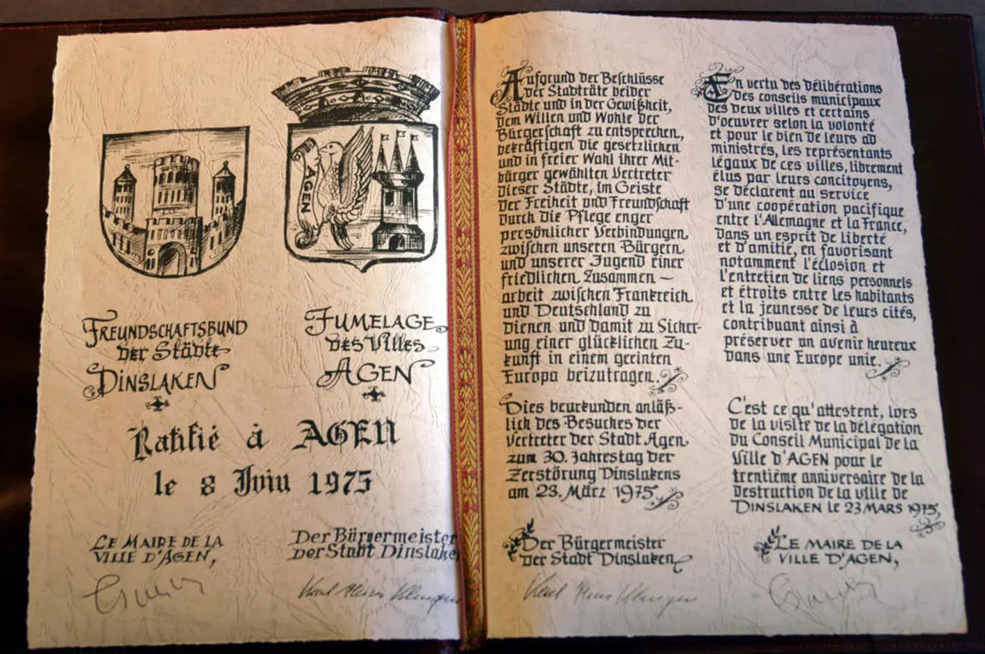 Abbildung der Urkunde der Städtepartnerschaft von 1975, zwischen Dinslaken und der Stadt d`Agen in Frankreich.
