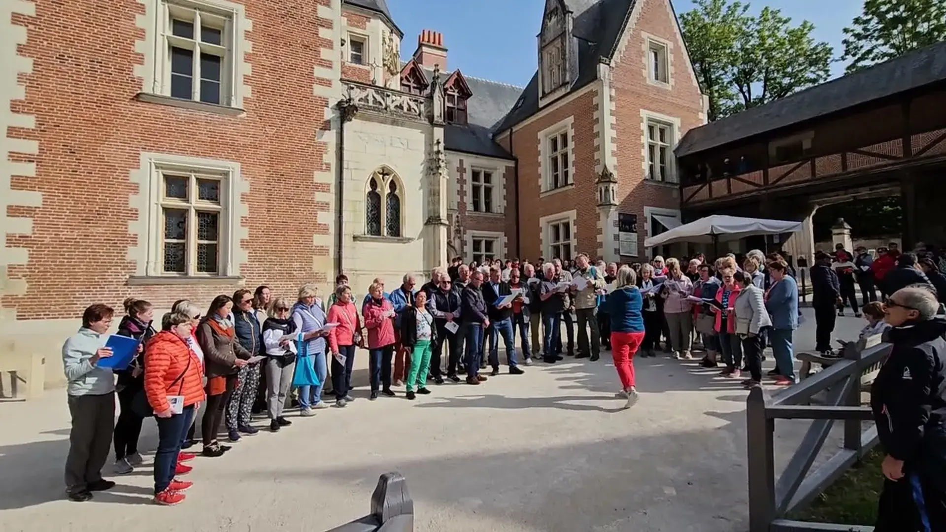 Besuch der Teilnehmer im Schloss „Clos Lucé“ in Amboise an der Loire. Der Chor singt im Schlosshof.