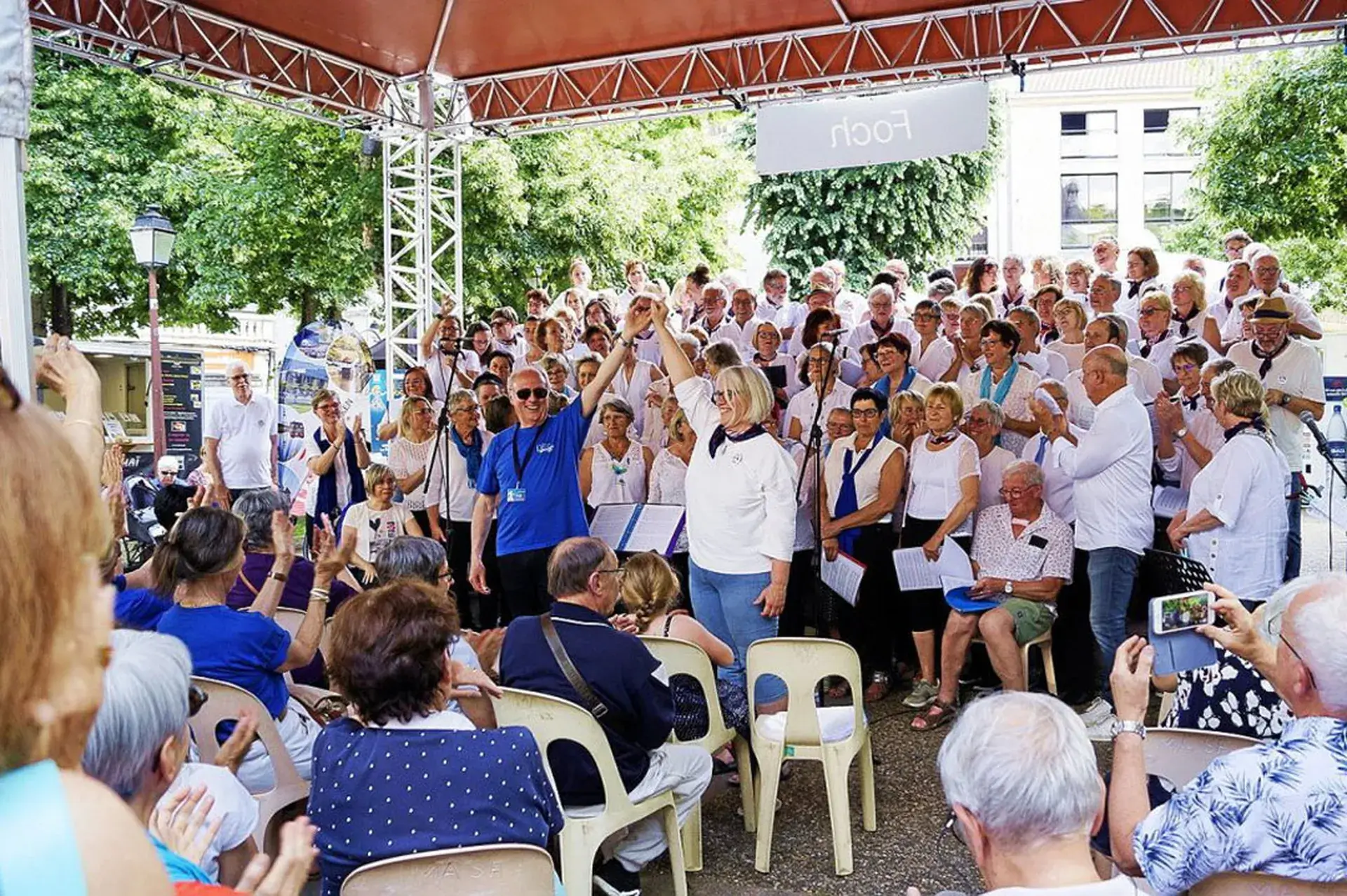 Der Chor singt im Schlosshof auf der Bühne im Schloss „Clos Lucé“ in Amboise an der Loire.