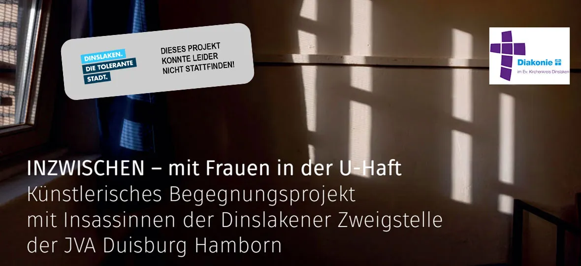 Zu sehen ist der Ausschnitt der ersten Fotografie der Projekt-Präsentation von Julia Benning. Er zeigt den Teil einer Gefängniszelle – Teil des vergitterten Fensters und eine kahle Wand. Außerdem das Logo der Diakonie Dinslaken, des Projektträgers.