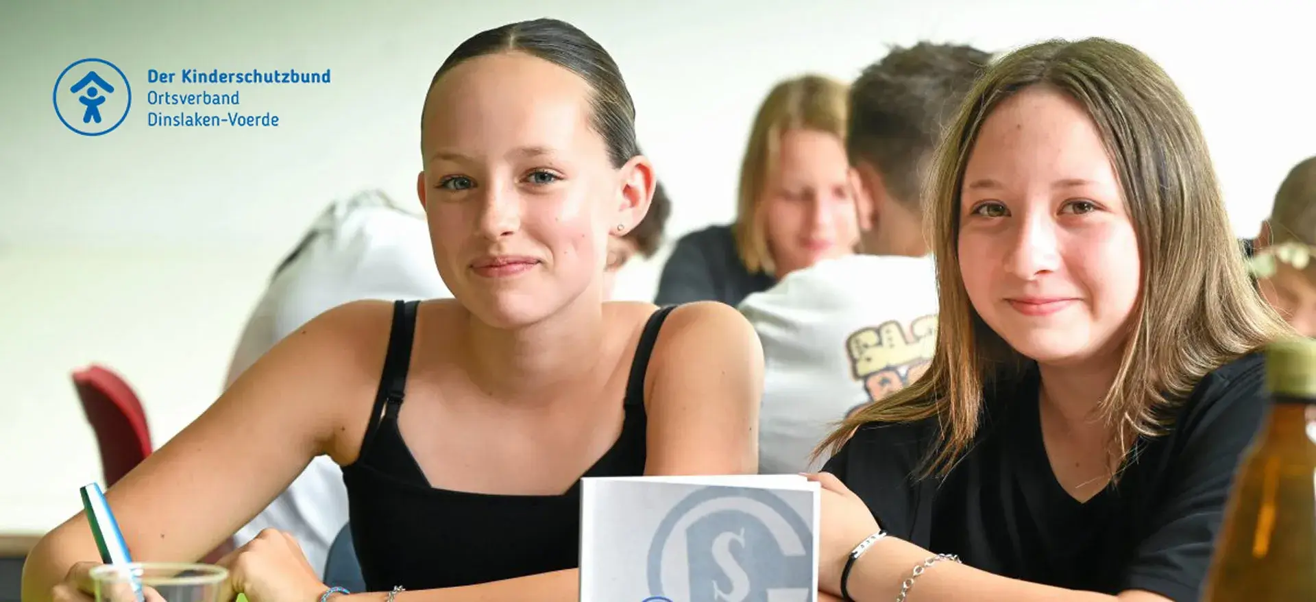 Ein Foto zeigt Klara (li.) und Julia. Sie gehören zur Gruppe von Gesamtschuelern, die sich mit Projekt „Spurensuche“ beschäftigen. Foto: Markus Weißenfels / FUNKE Foto Services