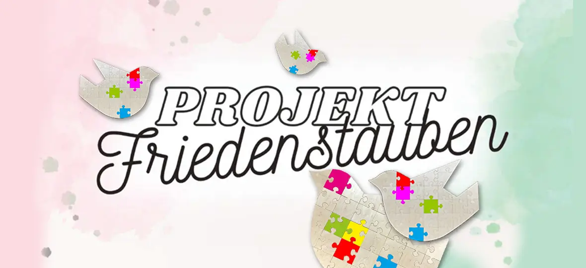 Man sieht eine Collage aus den Flyerelementen und einige Holztauben mit eingefärbten Puzzleteilen.