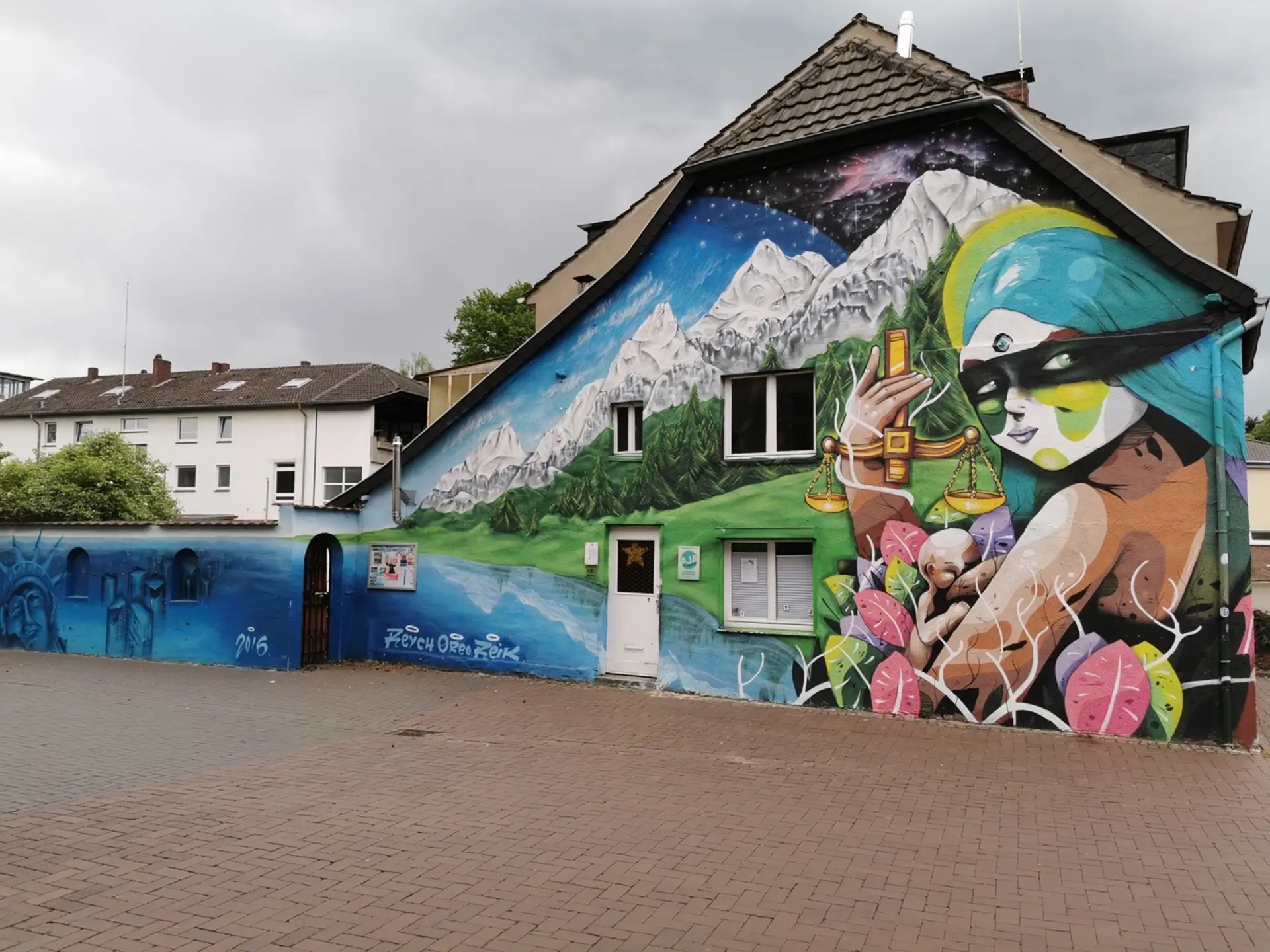 Im Rahmen des Projektes „Weltbaustelle Dinslaken“ des „Eine Welt Netz NRW“ wurde die Fassade des Hauses im Jahr 2016 von Künstler*Innen, im Manga-Style, neu gestaltet.