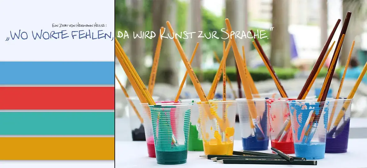 Zu sehen sind Farbbecher mit Pinsel auf einem Tisch als Symbol für das Kunstprojekt und das Zitat von Hermann Hesse „Wo Worte fehlen, da wird Kunst zur Sprache“.